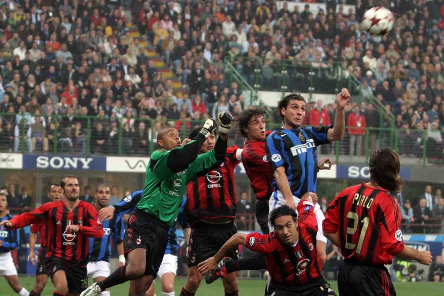 In questa foto Vieri stacca in nerazzurro con Crespo in rossonero alle sue spalle. Era il derby del 24 ottobre 2004. LaPresse